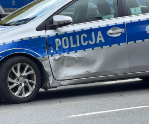 Zderzenie radiowozu na sygnale ze smartem w centrum Warszawy. Policjant trafił do szpitala