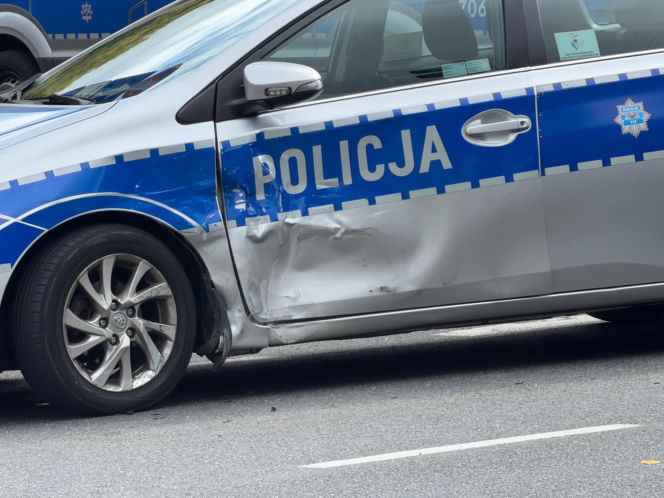 Zderzenie radiowozu na sygnale ze smartem w centrum Warszawy. Policjant trafił do szpitala