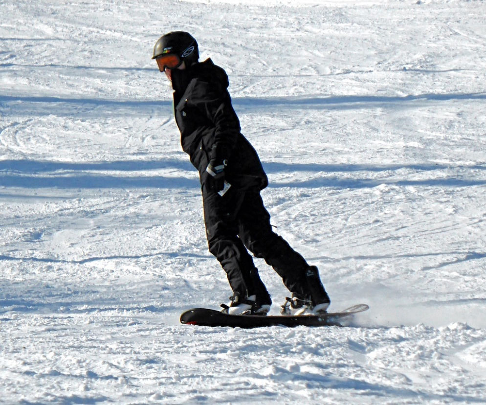 Snowboardzista zaatakował policjantów