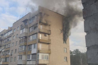 Ukraina. Rosyjski pocisk uderzył w blok mieszkalny w Buczy. Strażacy uciekli przed ostrzałem 