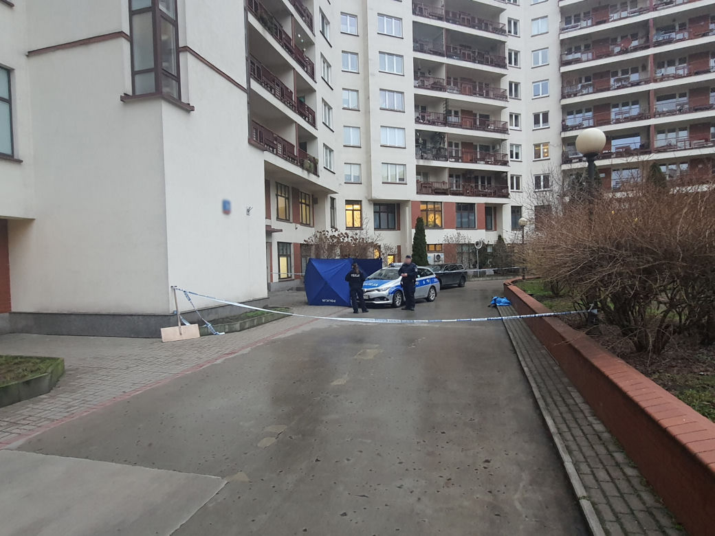 Kolejna makabra w Warszawie. Zwłoki mężczyzny na chodniku, co tam się stało?