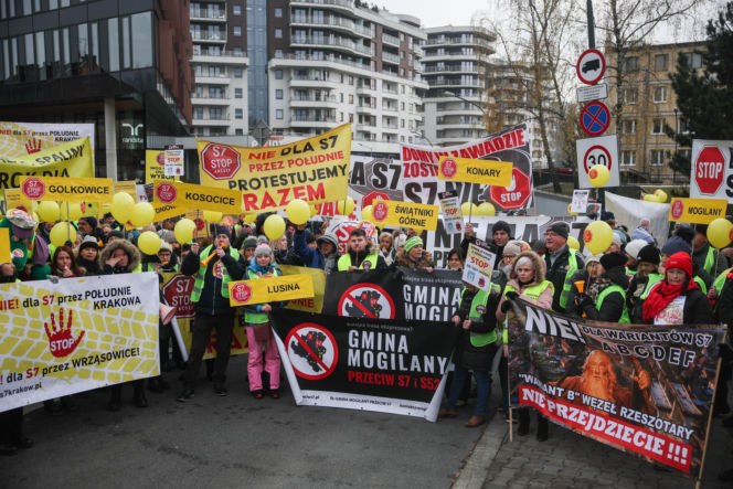 Protest ws. wariantów S7 przed siedzibą oddziału GDDKIA w Krakowie
