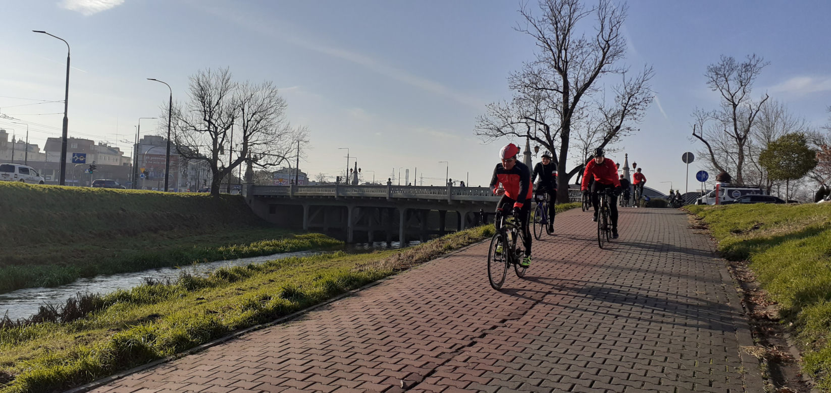 Lubelscy rowerzyści wyruszyli. Pokonają 103 kilometry w 103. rocznicę odzyskania niepodległości [GALERIA]