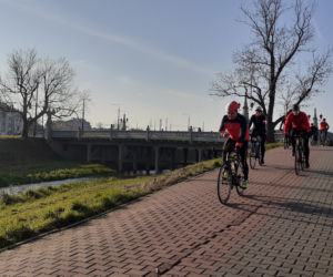 Lubelscy rowerzyści wyruszyli. Pokonają 103 kilometry w 103. rocznicę odzyskania niepodległości [GALERIA]