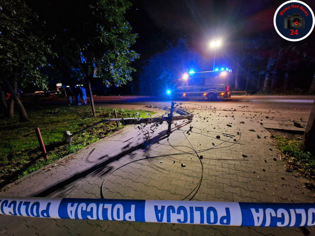 Drogowy horror w Kobyłce. Rozwalili kabriolet na słupie. Dwie osoby nie żyją