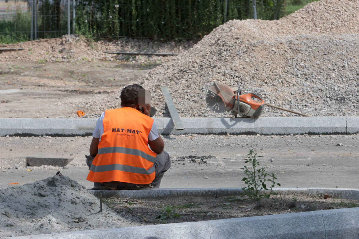 Przebudowa Wybrzeża Helskiego. Robotnicy bimbają na budowie