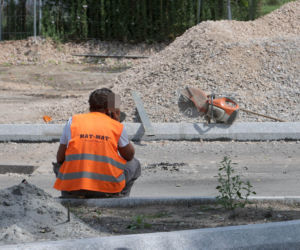 Przebudowa Wybrzeża Helskiego. Robotnicy bimbają na budowie
