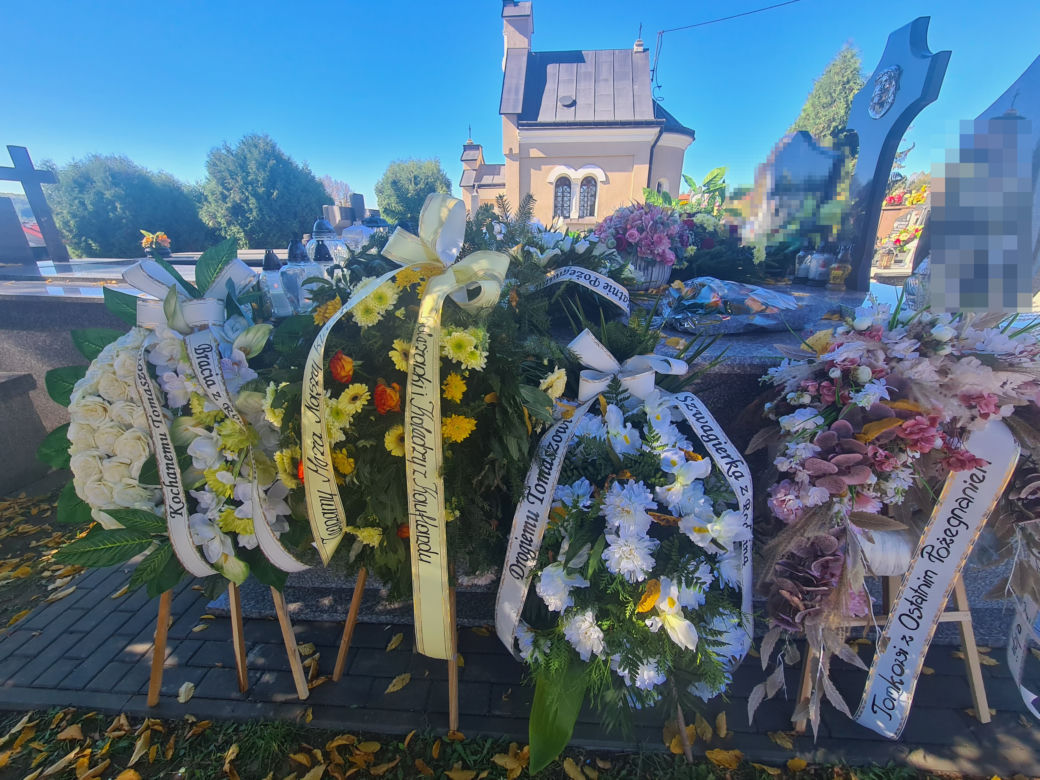 Tomasz zginął w tragicznym wypadku BMW w Dobrzechowie.  Jego grób tonie w morzu kwiatów [GALERIA]