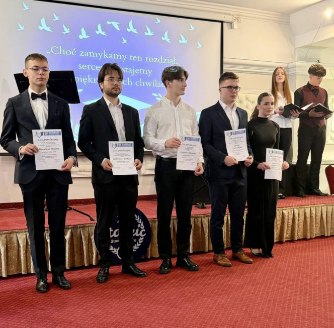 Zakończenie roku szkolnego maturzystów II LO w Starachowicach. Wyjątkowa uroczystość w obiektywie