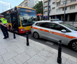Autobus w Warszawie gwałtownie zahamował, kobieta upadła i zmarła 