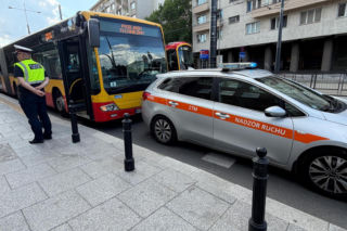 Dramat w warszawskim autobusie. 58-letnia pasażerka zmarła po gwałtownym hamowaniu