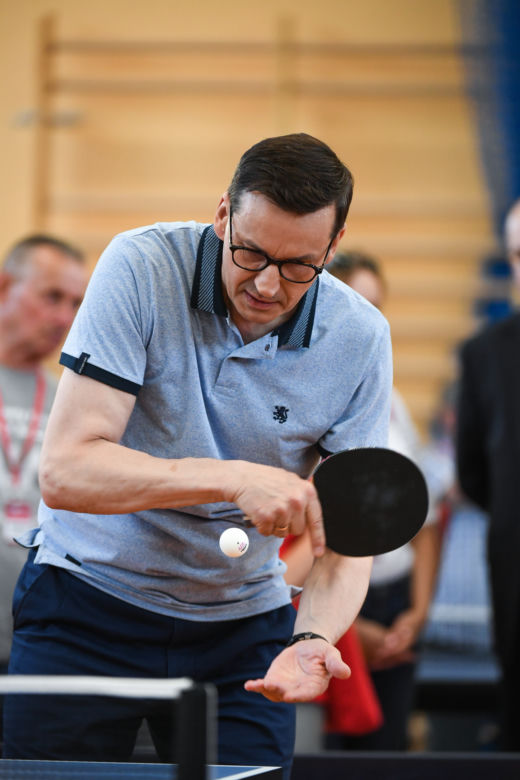 Tusk harata w gałę, a Morawiecki odbija piłeczkę, czyli hobby polityków