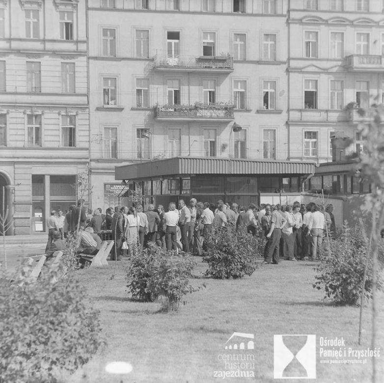 Kolejka przed piwiarnią przy ul. Grabiszyńskiej nieopodal skrzyżowania z ul. Zaporoską, sierpień 1975 rok