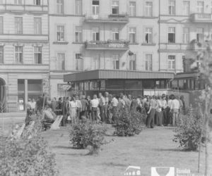 Kolejka przed piwiarnią przy ul. Grabiszyńskiej nieopodal skrzyżowania z ul. Zaporoską, sierpień 1975 rok