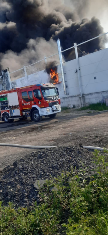 Potężny pożar hali produkcyjnej w Niwnicy 