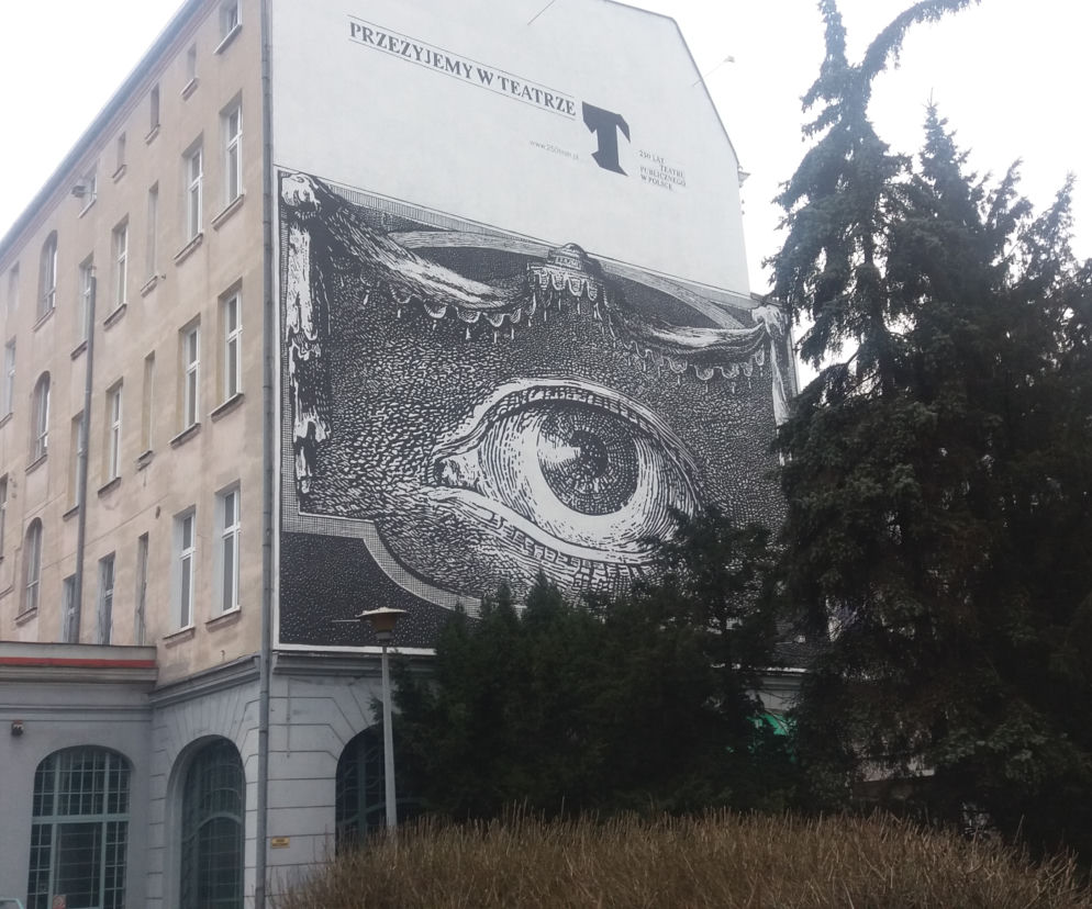 Mural na ścianie kamienicy przy Teatrze Polskim w Bydgoszczy - róg ulic Gdańskiej 68 i Alei Mickiewicza