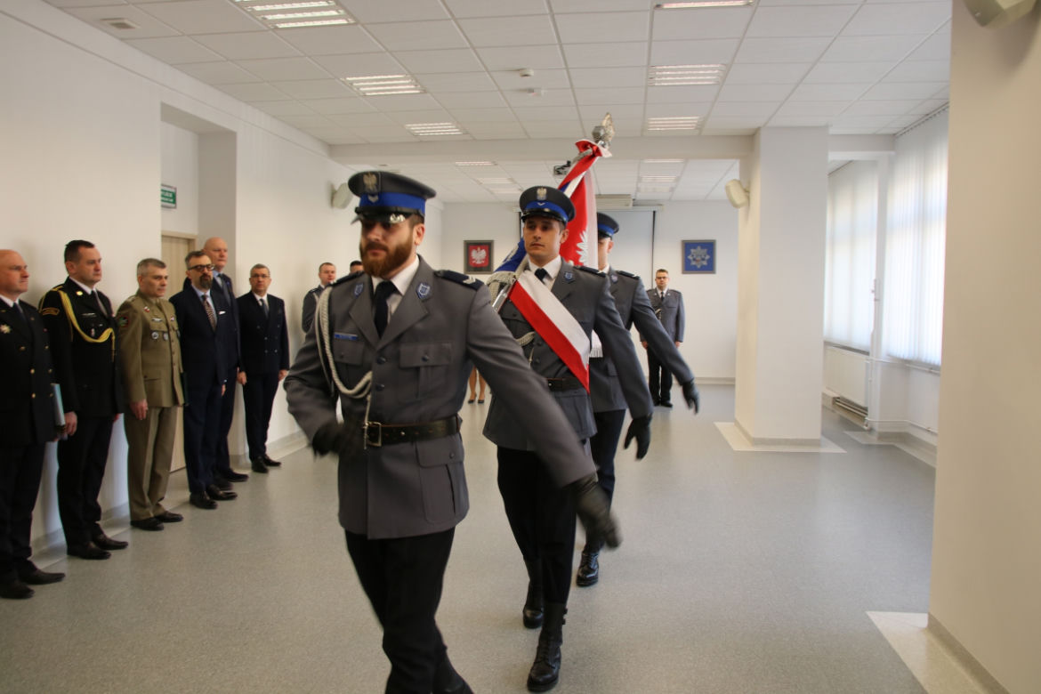 Powitanie ze sztandarem. Policjanci z Torunia mają nową panią komendant