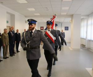 Powitanie ze sztandarem. Policjanci z Torunia mają nową panią komendant