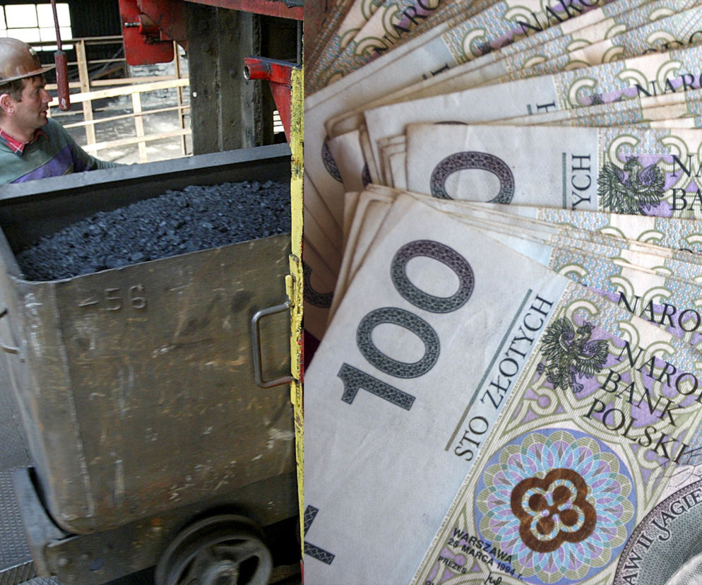 Górnik w kasku ochronnym pcha wózek wypełniony węglem obok stosu banknotów studziesięciozłotowych. Obraz symbolizuje kwestię nagród barbórkowych i trudną sytuację finansową górnictwa, o czym można przeczytać na Super Biznes.