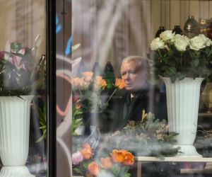 Prezes zawiózł choinkę na grób mamy