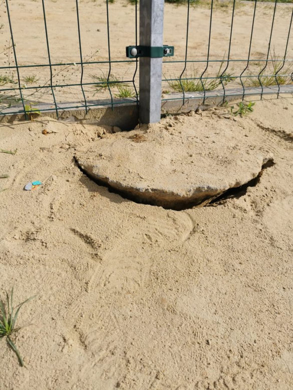 Grasowali po placach zabaw w Lesznie. Przy jednym zniszczyli ogrodzenie, na drugim huśtawkę