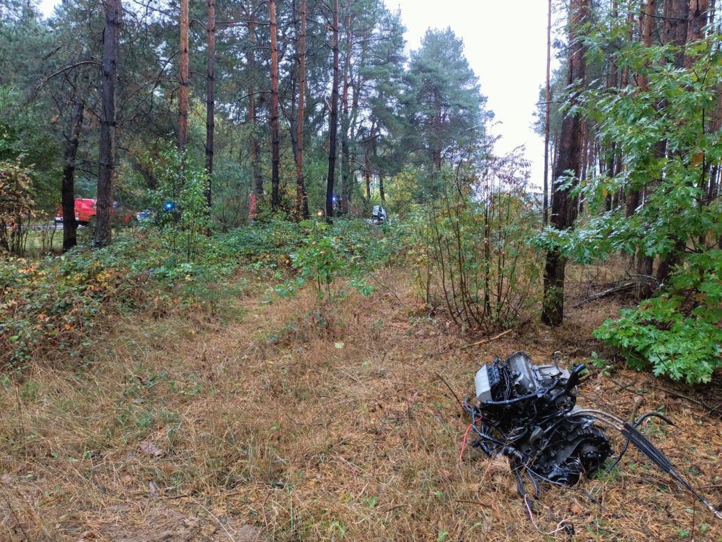 Stare Konopki. Volkswagen wbił się w drzewo. 25-latek nie miał szans. Tragiczny wypadek