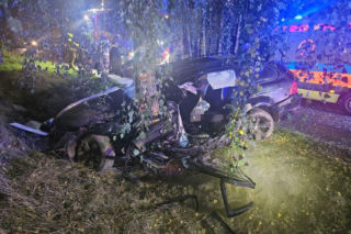 18-latek zginął na oczach dziewczyny. BMW wbiło się w drzewo