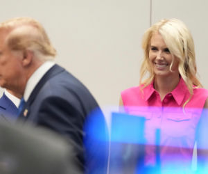Trump obsypuje młode asystentki pieniędzmi! Na Święta
