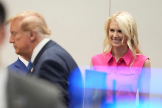 Trump obsypuje młode asystentki pieniędzmi! Na Święta