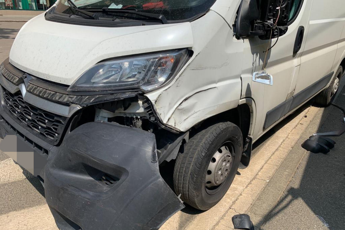 Kolejny wypadek z udziałem miejskiego autobusu w Warszawie. Ranni pasażerowie, poważne utrudnienia
