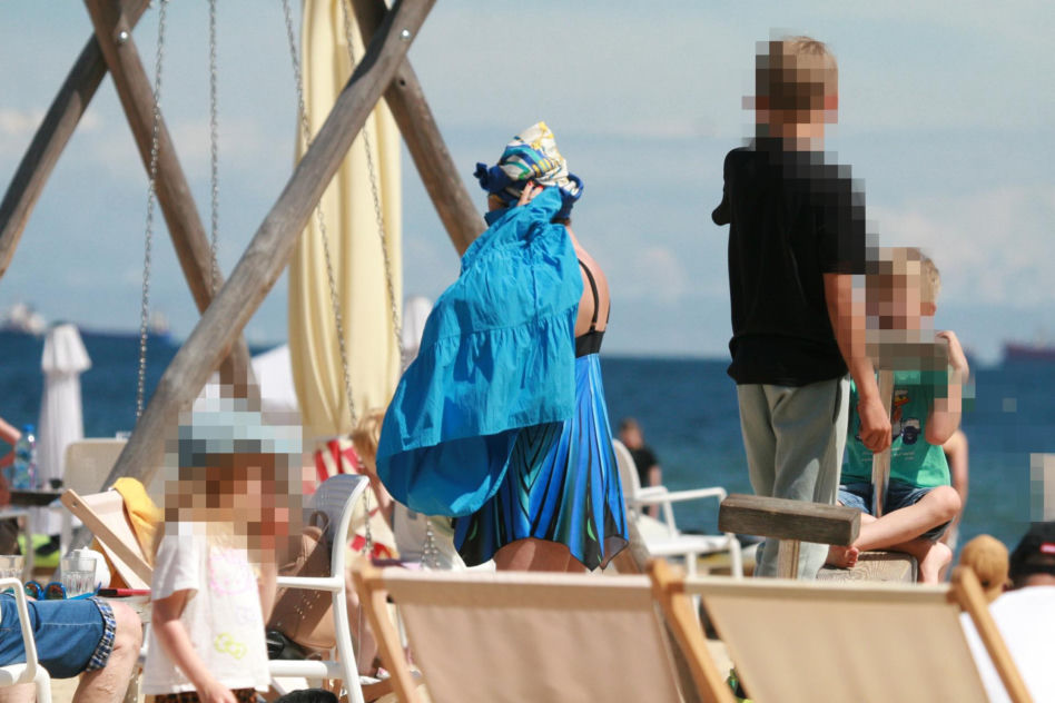 Justyna Sieńczyłło na plaży