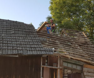 Sąsiedzi wybudowali dach dla chorego Tadeusza