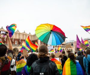Demonstracja LGBT i narodowców na krakowskim Rynku