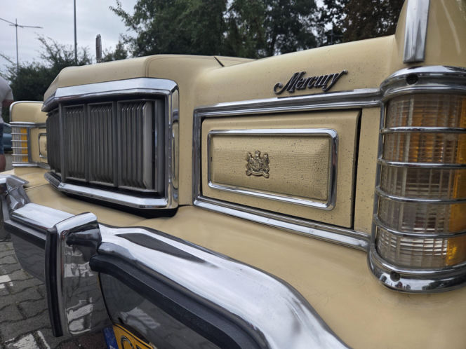 Motoryzacyjne legendy pod Torbydem. „Bydgoskie Klasyki Nocą” znów przyciągnęły tłumy