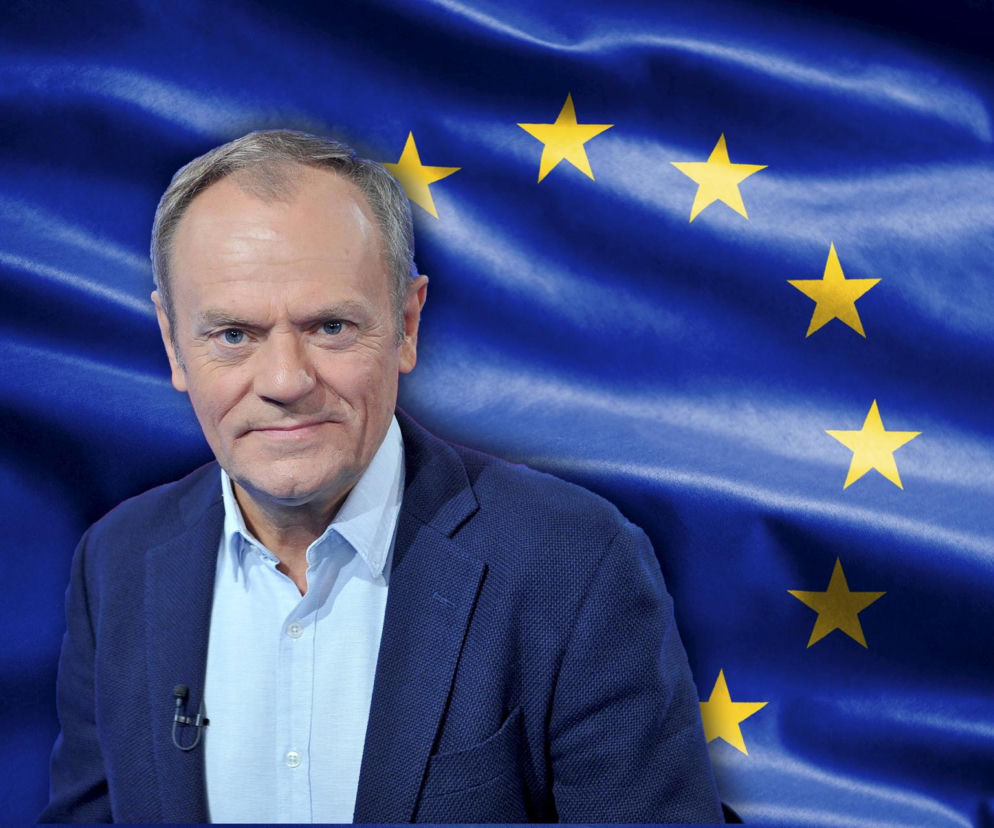 Donald Tusk na tle flagi Unii Europejskiej, w kontekście projektu ustawy Koalicji Obywatelskiej chroniącej symbole UE. Temat ważny dla polityki krajowej, o którym możesz przeczytać na Super Biznes.