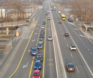 Dron przyłapał kierowców. Tak ignorują buspasy na Trasie Łazienkowskiej