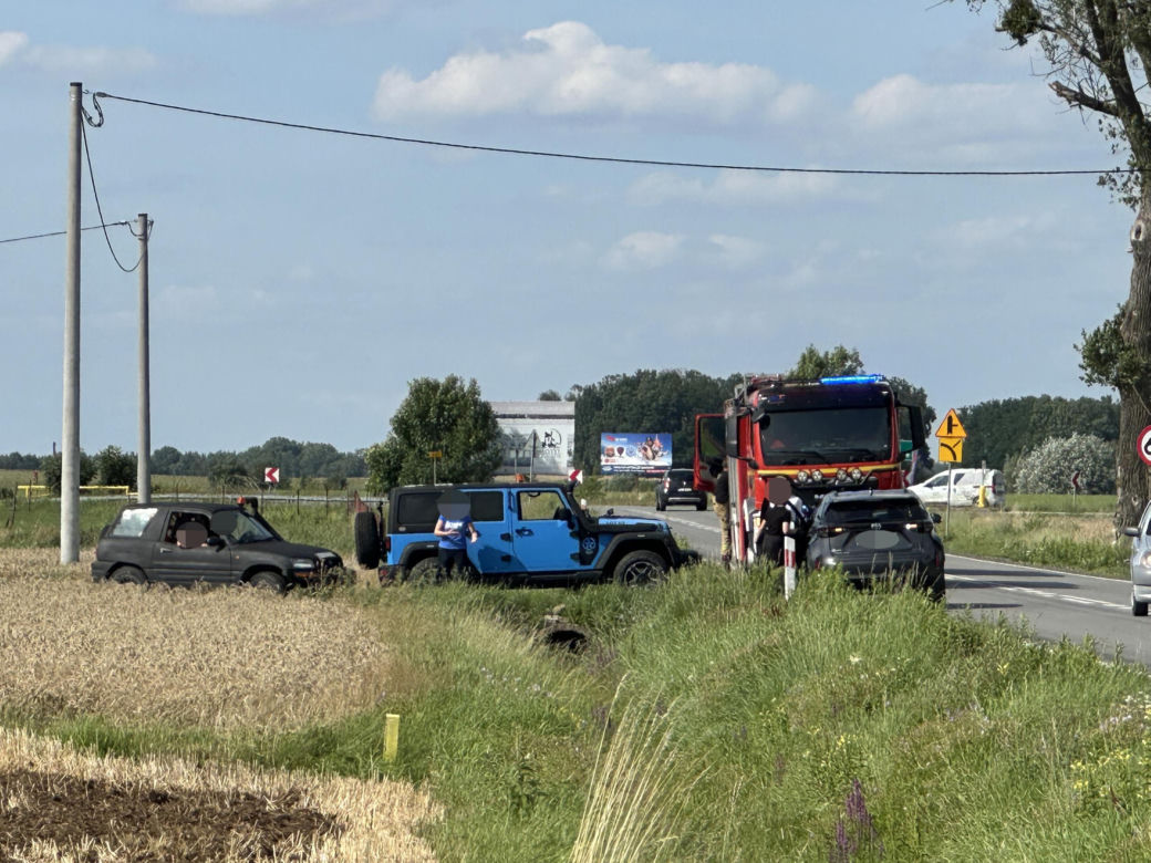 Spadochroniarz spadł na pole obok domu. Skok zakończył się hospitalizacją