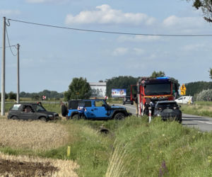 Spadochroniarz spadł na pole obok domu. Skok zakończył się hospitalizacją