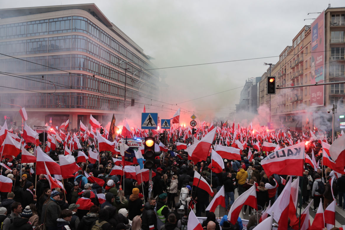 Morze flag na Marszu Niepodległości w Warszawie