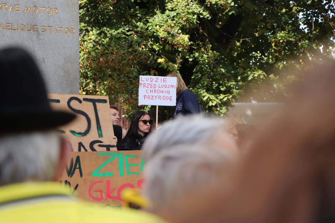 Młodzieżowy Strajk Klimatyczny w Toruniu. Protestowali przeciwko rządowi i korporacjom