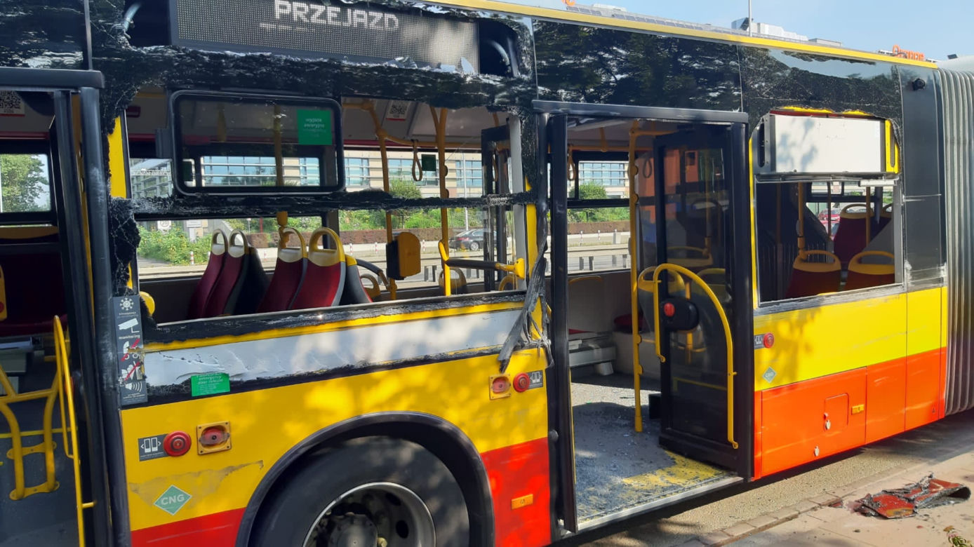 Ciężarówka zmasakrowała autobus miejski. Makabra na drodze w Warszawie!
