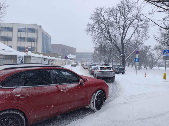 Atak zimy w Krakowie. Miasto sparaliżowane, IMGW ostrzega