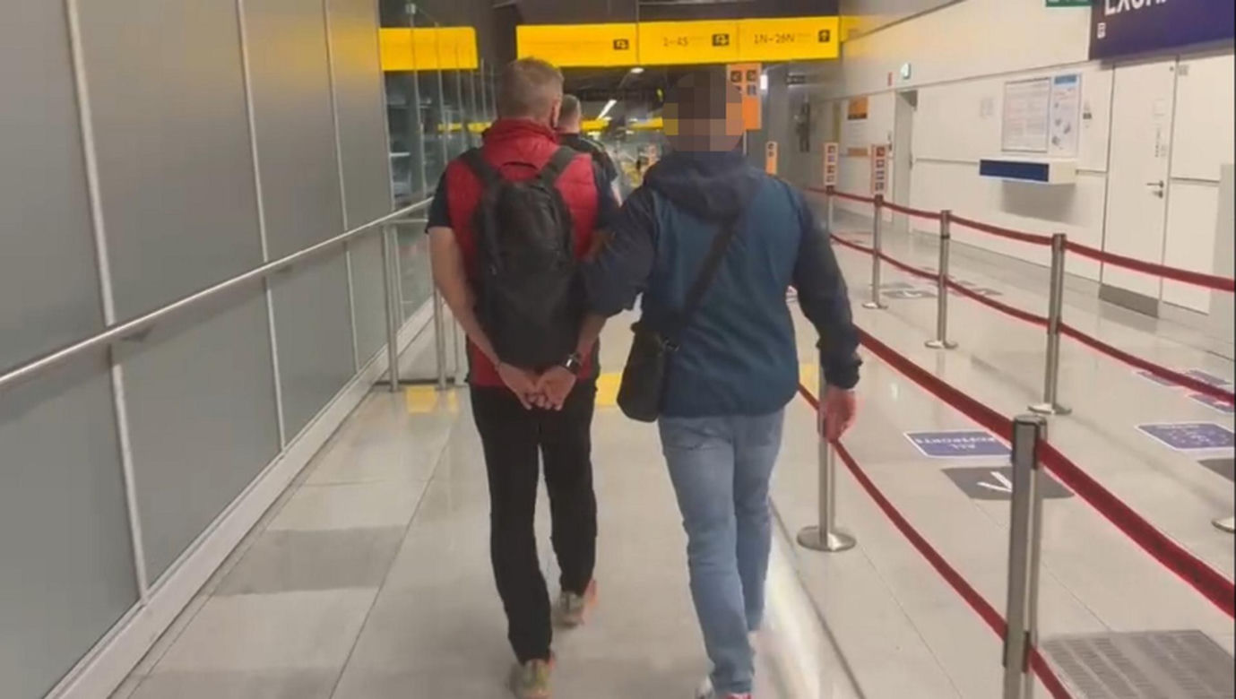 Leciał z Dubaju, wylądował w areszcie. 61-latek wpadł na lotnisku