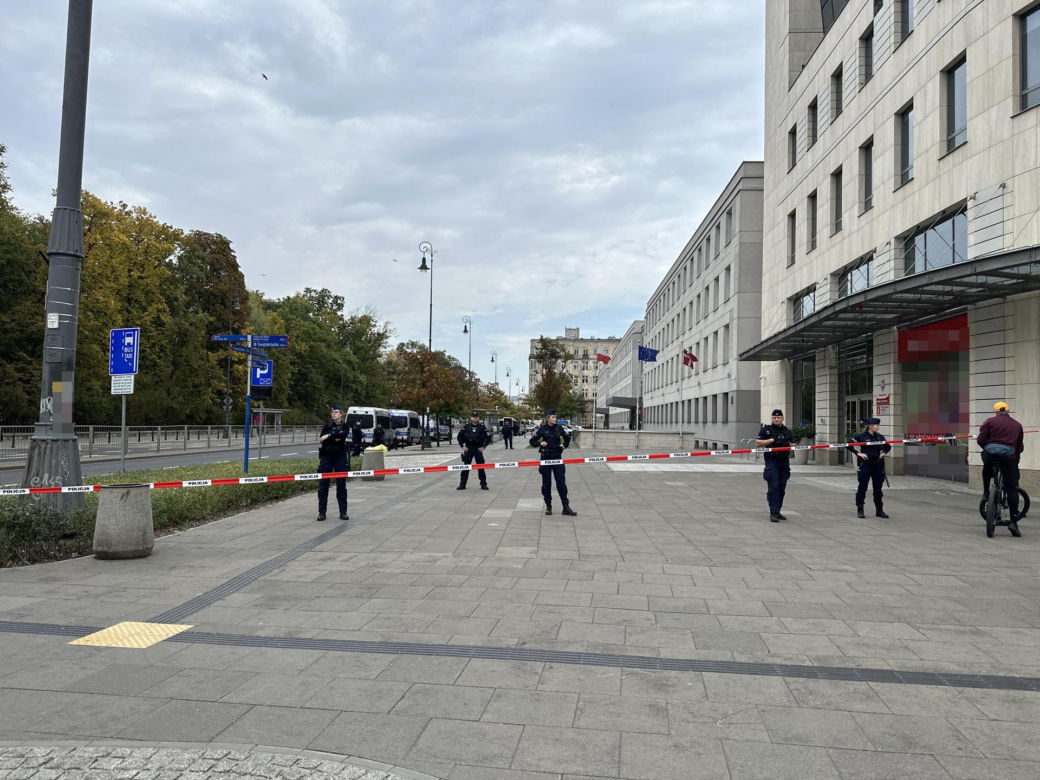 Pilna ewakuacja w centrum. Mężczyzna wszedł na pomnik smoleński i grozi wysadzeniem