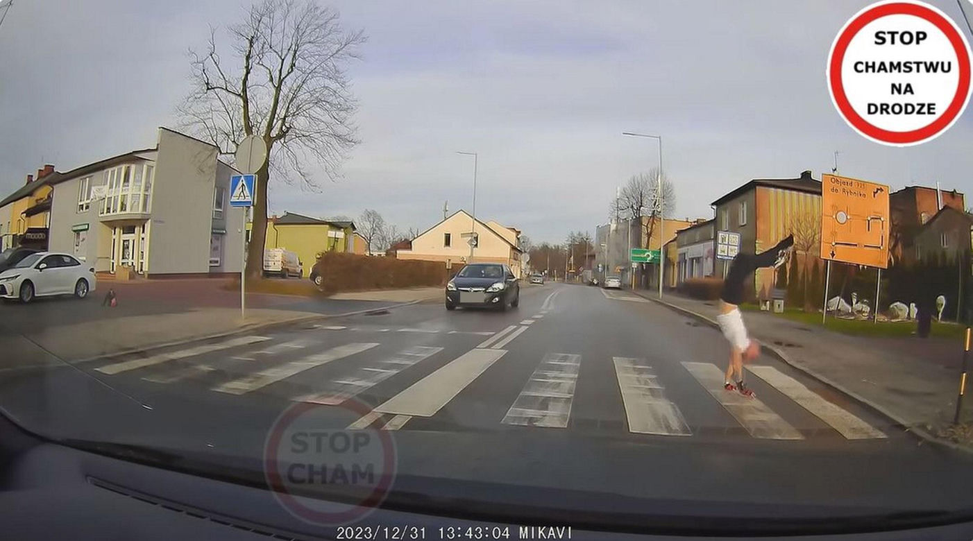 Szok. To co zrobił pieszy zaskoczyło kierowców. Na koniec były brawa.