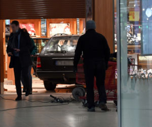 Zuchwałe włamanie do jubilera. Wjechali do środka samochodem!
