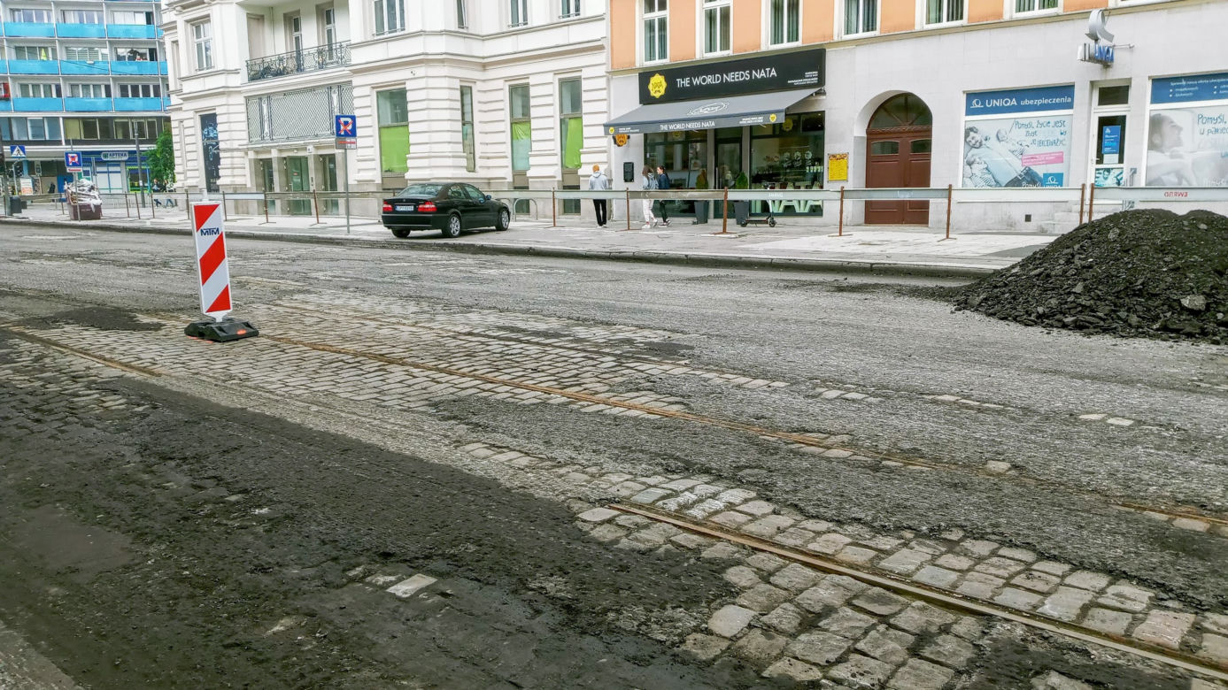 Tory tramwajowe na al. Wojska Polskiego przetrwały pół wieku pod asfaltem