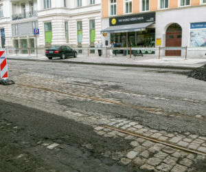 Tory tramwajowe na al. Wojska Polskiego przetrwały pół wieku pod asfaltem
