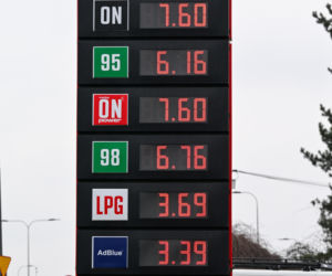 Polacy zadowoleni z obniżki cen paliw