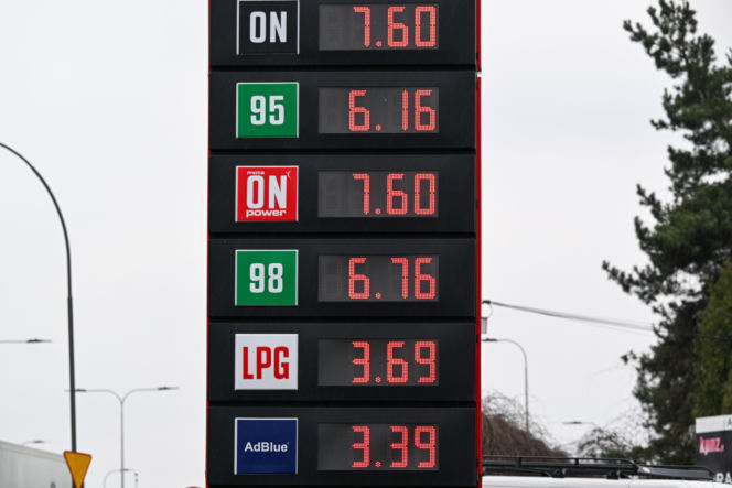 Polacy zadowoleni z obniżki cen paliw